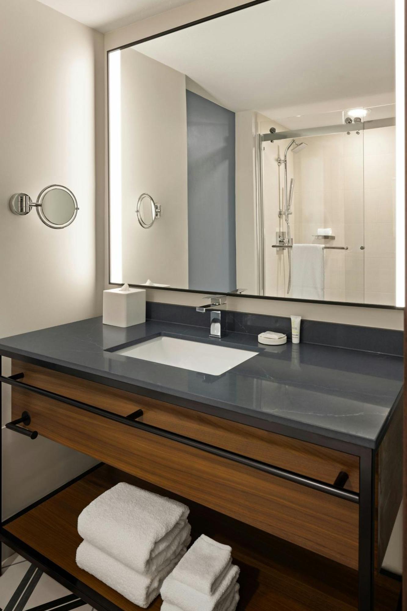 Oshkosh Marriott Waterfront Hotel & Convention Center Dış mekan fotoğraf