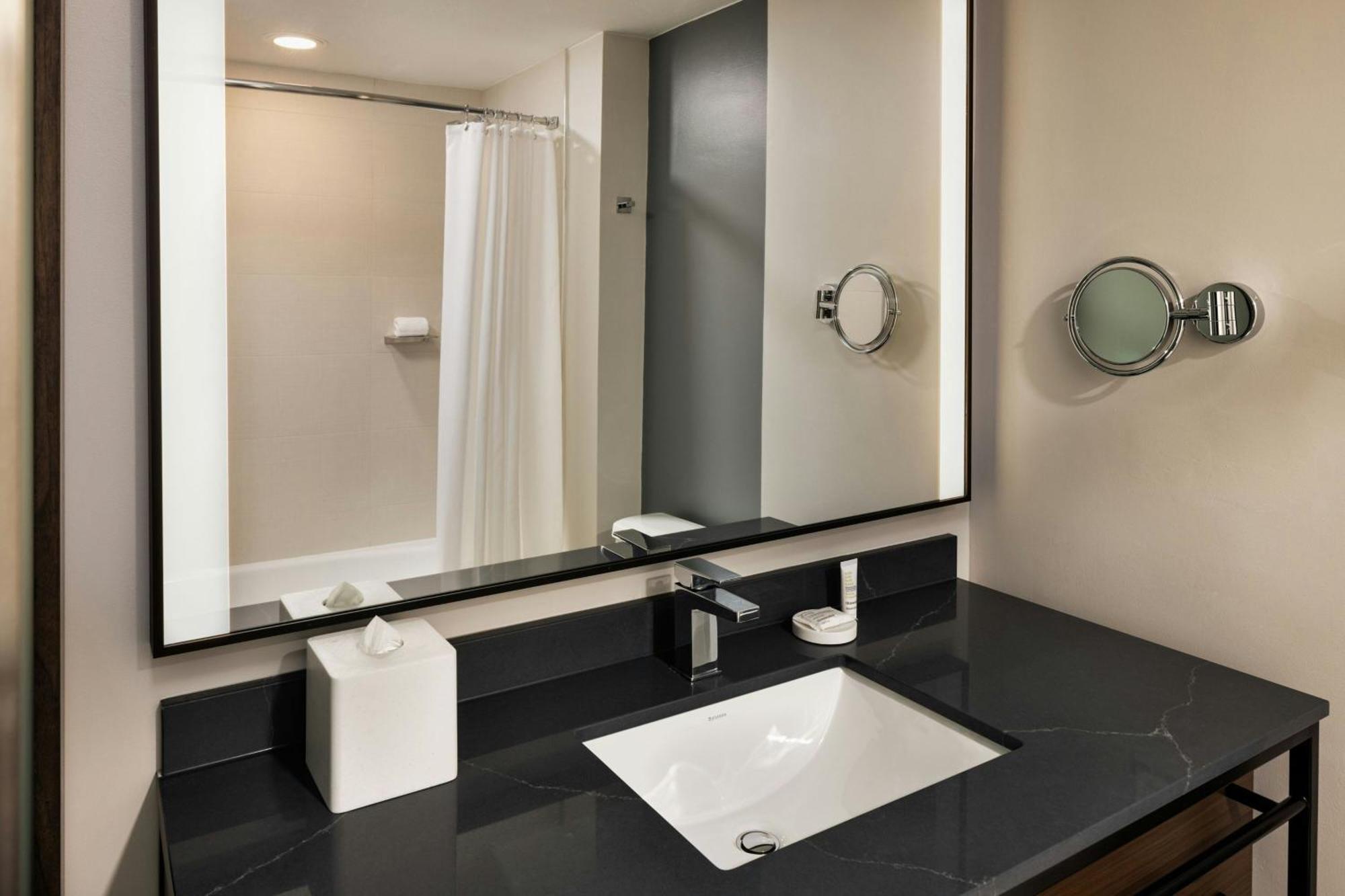 Oshkosh Marriott Waterfront Hotel & Convention Center Dış mekan fotoğraf