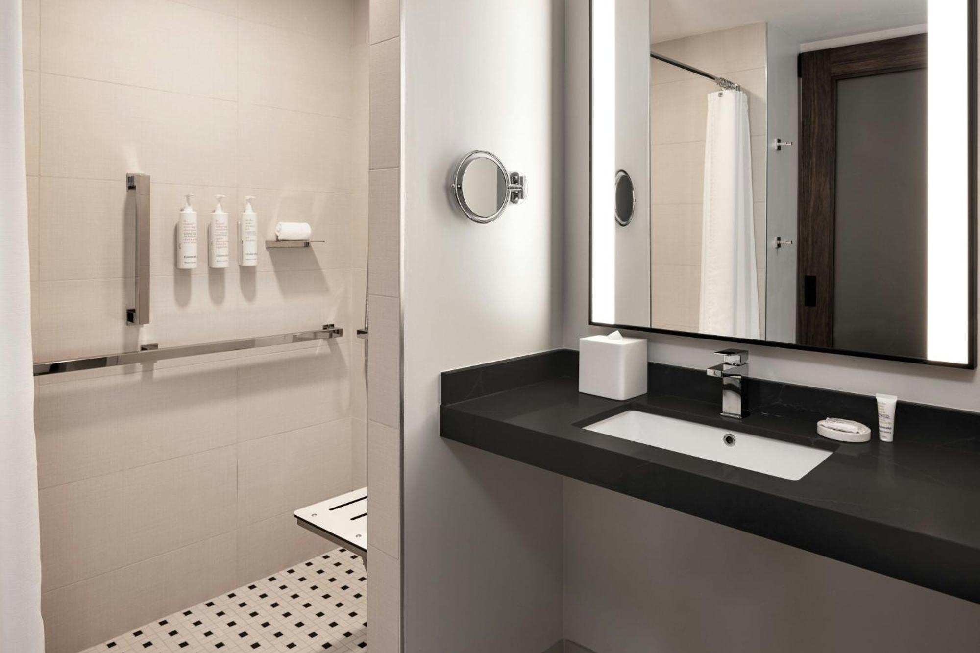 Oshkosh Marriott Waterfront Hotel & Convention Center Dış mekan fotoğraf