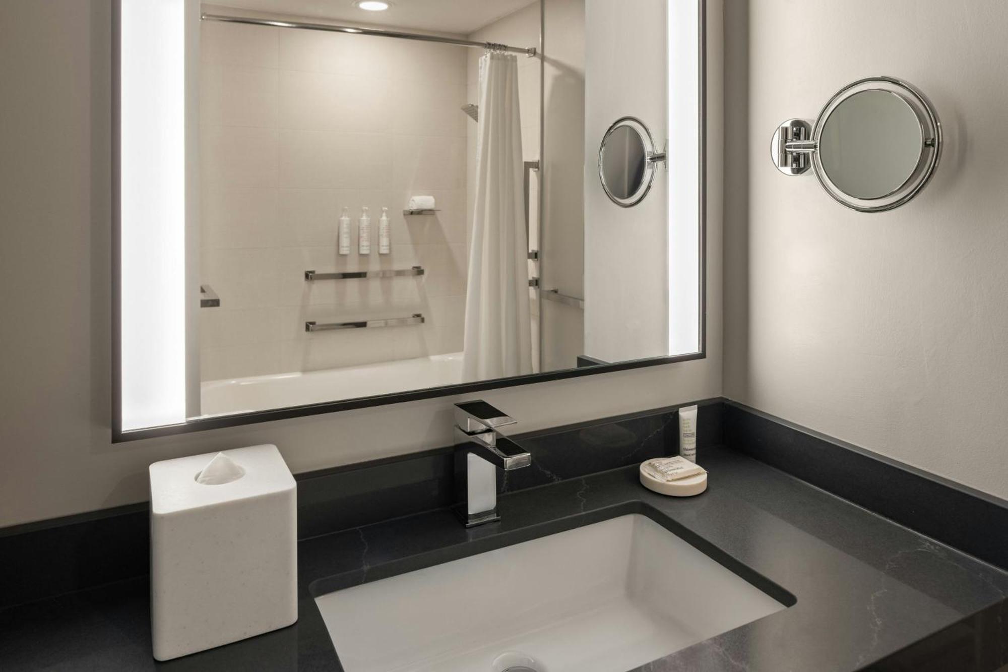 Oshkosh Marriott Waterfront Hotel & Convention Center Dış mekan fotoğraf